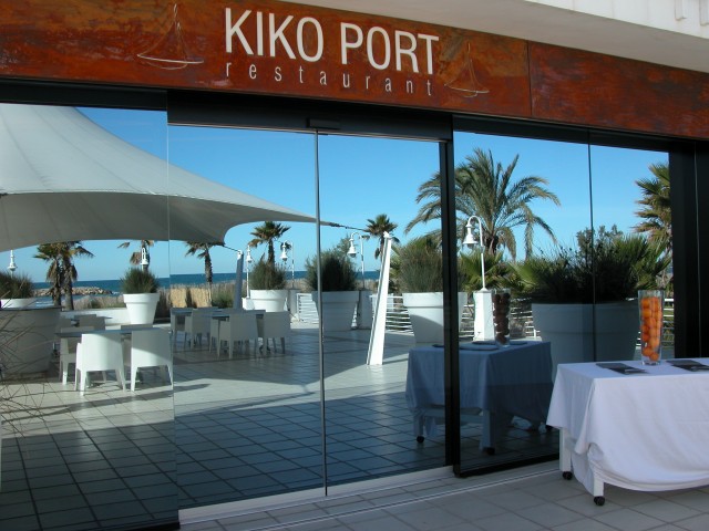 Kiko Port Terraza del Restaurant Kiko Port reflejada en la propia entrada.
